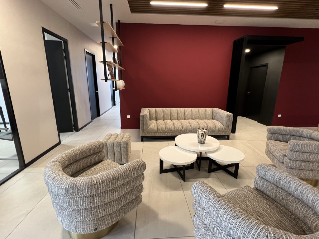 Finitions intérieures haut de gamme par BATILI CONSTRUCTION à Épernay