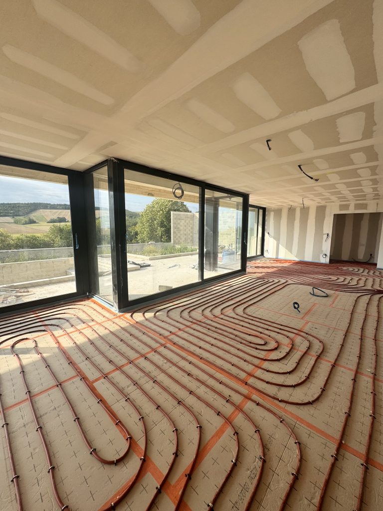 Chape fluide sur plancher avant pose de revêtement de sol