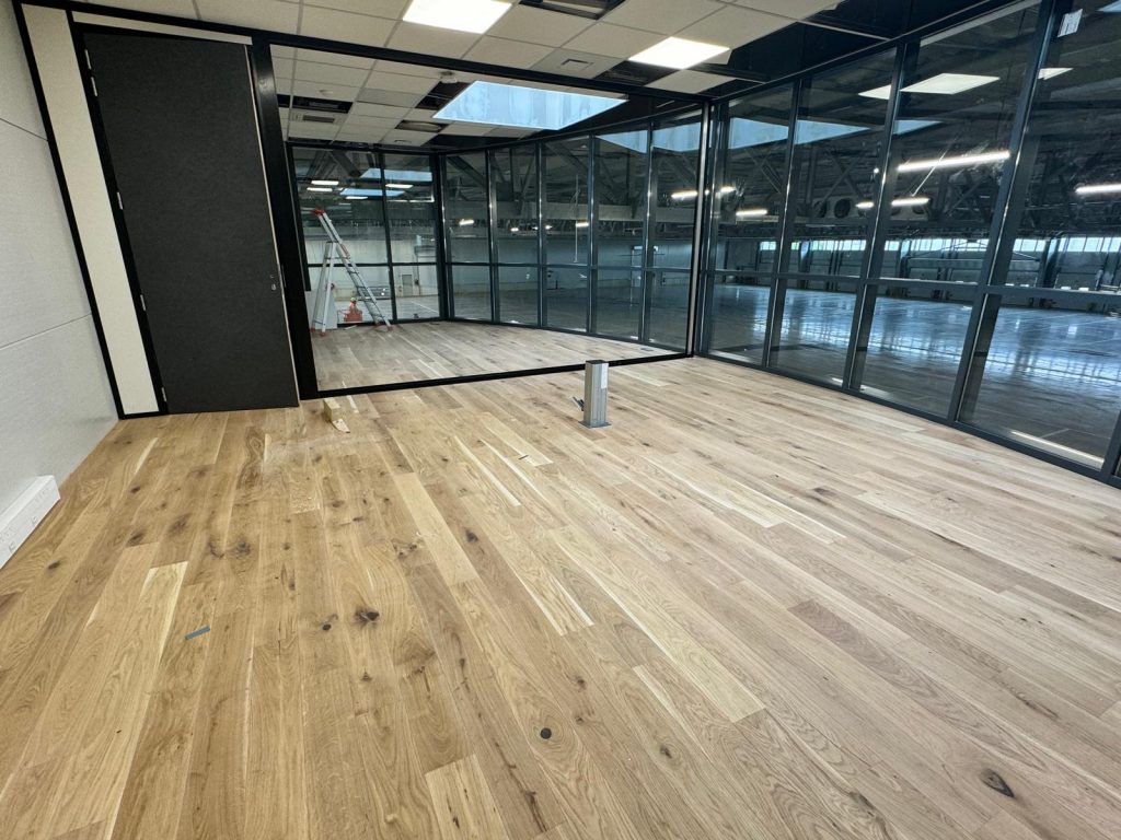 Ravalement de façade et finitions extérieures sur bâtiment professionnel
