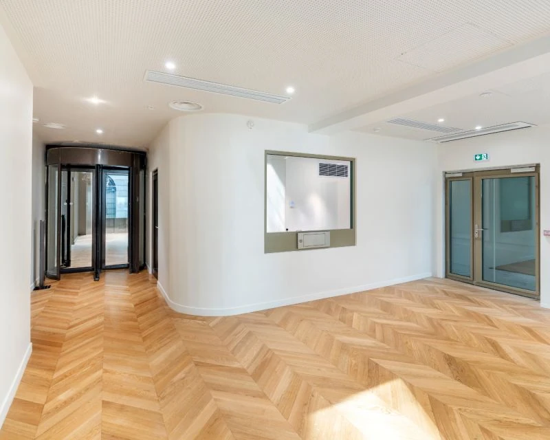 La Bourse, Aménagement intérieur complet, des sols aux murs